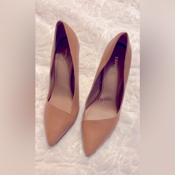 Express size 9 camel pump.  Slightly Worn and heel looks new - Picture 1 of 3